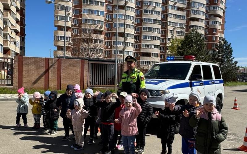 Инспектор в гостях у дошколят
